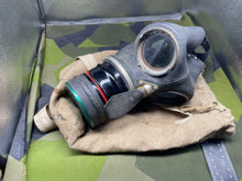 Charger l&#39;image dans la galerie, Original WW2 British Home Front ARP Warden&#39;s Gas Mask in Original Issue Bag
