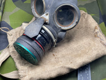 Charger l&#39;image dans la galerie, Original WW2 British Home Front ARP Warden&#39;s Gas Mask in Original Issue Bag
