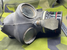 Lade das Bild in den Galerie-Viewer, WW2 British Home Front / Civil Defence Wardens Gas Mask
