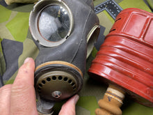 Charger l&#39;image dans la galerie, Original WW2 British Army GSR General Service Respirator Gas Mask Set
