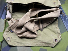 Charger l&#39;image dans la galerie, Original WW2 British Army GSR General Service Respirator Gas Mask Set
