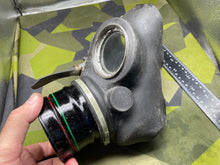 Charger l&#39;image dans la galerie, WW2 British Home Front Warden&#39;s Gas Mask
