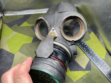 Charger l&#39;image dans la galerie, WW2 British Home Front Warden&#39;s Gas Mask
