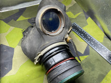Charger l&#39;image dans la galerie, WW2 British Home Front Warden&#39;s Gas Mask
