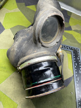 Charger l&#39;image dans la galerie, WW2 British Home Front Warden&#39;s Gas Mask
