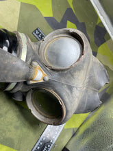 Charger l&#39;image dans la galerie, WW2 British Home Front Warden&#39;s Gas Mask

