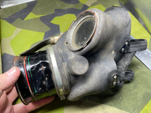 Charger l&#39;image dans la galerie, WW2 British Home Front Warden&#39;s Gas Mask
