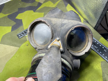 Charger l&#39;image dans la galerie, WW2 British Home Front Warden&#39;s Gas Mask
