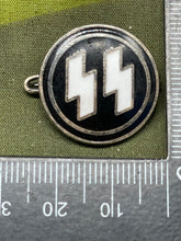 Charger l&#39;image dans la galerie, WW2 German Membership Badge
