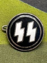 Charger l&#39;image dans la galerie, WW2 German Membership Badge
