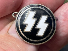 Charger l&#39;image dans la galerie, WW2 German Membership Badge

