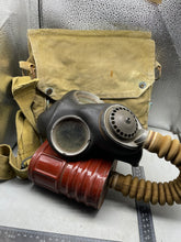 Charger l'image dans la galerie, Original WW2 British Army GSR General Service Respirator Gas Mask Set - The Militaria Shop
