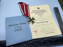 Charger l&#39;image dans la galerie, WW2 German Army Iron Cross, Certificate &amp; Envelope Set
