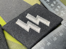 Lade das Bild in den Galerie-Viewer, Pair of WW2 German SS Collar Badges
