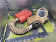 Charger l&#39;image dans la galerie, Original British Army WW2 Gas Mask 1941/2 Dated
