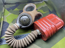 Charger l&#39;image dans la galerie, Original British Army WW2 Gas Mask 1941/2 Dated
