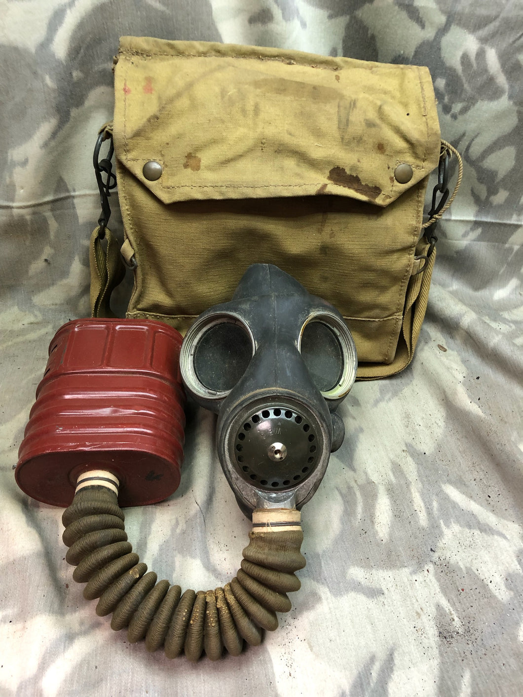 Original WW2 British Army Soldiers GSR Gas Mask Set in Bag