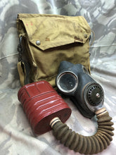 Charger l&#39;image dans la galerie, Original WW2 British Army Soldiers GSR Gas Mask Set in Bag
