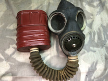 Charger l&#39;image dans la galerie, Original WW2 British Army Soldiers GSR Gas Mask Set in Bag
