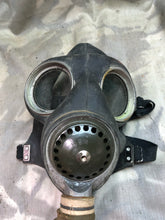 Charger l&#39;image dans la galerie, Original WW2 British Army Soldiers GSR Gas Mask Set in Bag
