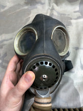 Load image into Gallery viewer, Original WW2 British Army Soldiers GSR Gas Mask Set in Bag
