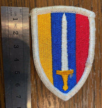 Load image into Gallery viewer, A WW2 / post war US Army cloth patch / shoulder badge. - The Militaria Shop
