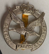 Lade das Bild in den Galerie-Viewer, British Army Gilder Pilot Regiment white metal cap badge. - The Militaria Shop
