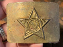 Charger l&#39;image dans la galerie, Genuine WW2 USSR Russian Soldiers Army Brass Belt Buckle - #60 - The Militaria Shop
