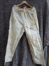 Lade das Bild in den Galerie-Viewer, Original WW2 British Army Winter White Over Trousers - Bastogne / Ardennes - The Militaria Shop
