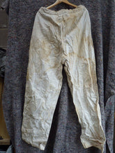 Lade das Bild in den Galerie-Viewer, Original WW2 British Army Winter White Over Trousers - Bastogne / Ardennes
