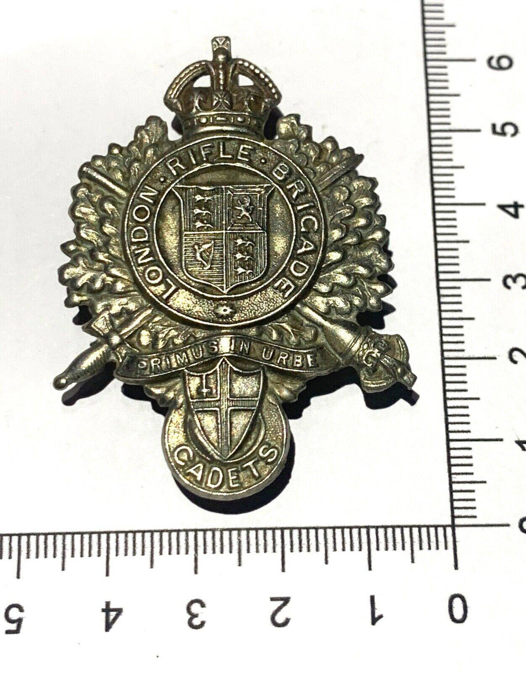 WW1 British Army LONDON RIFLE BRIGADE CADETS - ORIGINAL White Metal Cap Badge. - The Militaria Shop