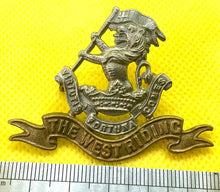 Load image into Gallery viewer, WW1 / WW2 British Army WEST RIDING REGIMENT w/metal and brass Cap Badge. - The Militaria Shop
