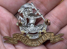 Load image into Gallery viewer, WW1 / WW2 British Army WEST RIDING REGIMENT w/metal and brass Cap Badge. - The Militaria Shop
