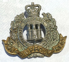Load image into Gallery viewer, Queens Crown British Army THE SUFFOLK REGIMENT wm/brass cap badge - B74
