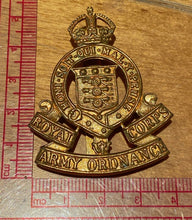 Load image into Gallery viewer, A WW1 / WW2 ROYAL ARMY ORDNANCE CORPS brass cap badge - - - - B20

