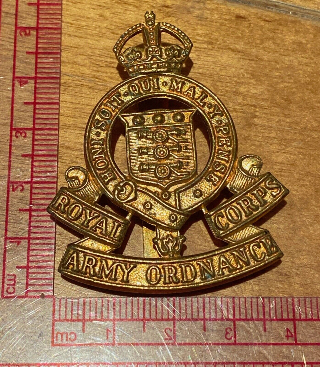 A WW1 / WW2 ROYAL ARMY ORDNANCE CORPS brass cap badge - - - - B20 - The Militaria Shop