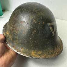 Lade das Bild in den Galerie-Viewer, Britische/kanadische Armee WW2 Mk3 Turtle Helm 1944 datiert - Original WW2 Helm 
