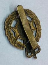 Lade das Bild in den Galerie-Viewer, Original British Army - RADNOR Queen&#39;s Crown Home Guard Cap Badge
