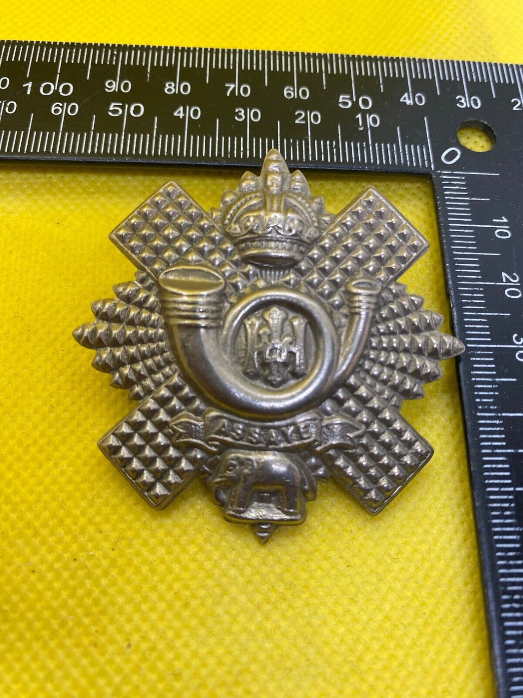 WW1 / WW2 British Army HIGHLAND LIGHT INFANTRY REGIMENT - White Metal Cap Badge.