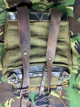 Lade das Bild in den Galerie-Viewer, Rucksack aus Segeltuch und Leder der deutschen Armee/Wehrmacht aus dem 2. Weltkrieg 
