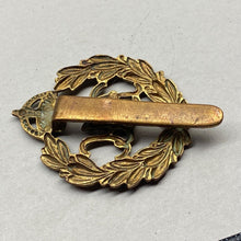 Load image into Gallery viewer, WW1 / WW2 British Army ROYAL ARMOURED CORPS Brass Cap Badge.
