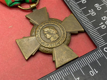 Lade das Bild in den Galerie-Viewer, WW1 / WW2 French Croix du Valeur Medal - Original with Ribbon
