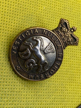 Lade das Bild in den Galerie-Viewer, Victorian Crown British Army 5th Dragoon Guards Cap Badge
