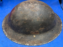 Lade das Bild in den Galerie-Viewer, Originaler Kampfhelm Mk2 Brodie der britischen Armee aus südafrikanischer Produktion aus dem 2. Weltkrieg – Div-Zeichen 
