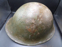 Lade das Bild in den Galerie-Viewer, Mk3 Kanadische / Britische Armee Original WW2 Schildkrötenhelm mit hoher Niete 
