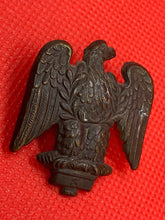 Charger l&#39;image dans la galerie, Original Victorian Era Royal Irish Fusiliers Cap / Pouch Badge
