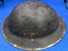 Lade das Bild in den Galerie-Viewer, Originaler Kampfhelm Mk2 Brodie der britischen Armee aus südafrikanischer Produktion aus dem 2. Weltkrieg 
