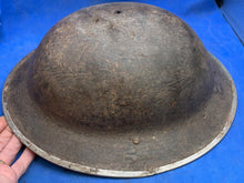 Lade das Bild in den Galerie-Viewer, Originaler Kampfhelm Mk2 Brodie der britischen Armee aus südafrikanischer Produktion aus dem 2. Weltkrieg 
