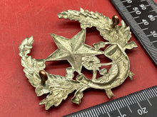 Load image into Gallery viewer, WW1 / WW2 British Army The Cameron&#39;s Scottish Rifles - White Metal Cap Badge.
