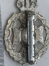 Load image into Gallery viewer, White metal silver washed RIFLE BRIGADE officers cap badge with rear slider -B10
